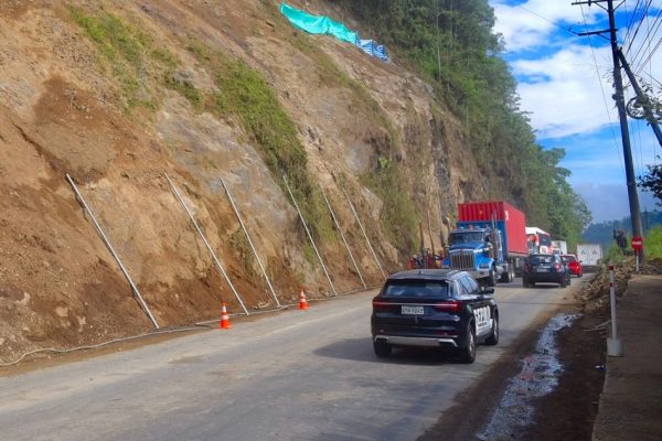 Habilitan paso doble carril en el km 83 de la vía Alóag–Santo Domingo tras limpieza de rocas